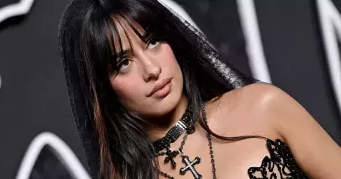 Nový trend podzimu 2024: Kouřové oči, konturovací pudr a výrazné rty