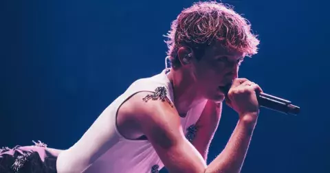 Nadcházející hvězdy popu. Kdo ovládne hudební scénu v roce 2025?