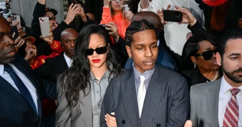 Ze světa celebrit: Rihanna slaví svobodu, Kardashianka sepsula matku