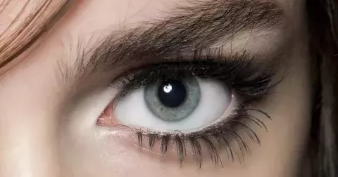 5 důvodů, proč vám padají řasy a jak nakopnout jejich růst
