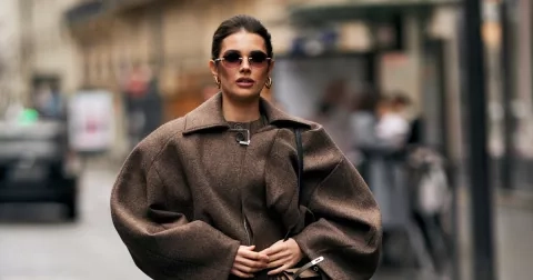 Jak nosit Mocha Mousse: Nová barva roku 2025 plná tepla a luxusu