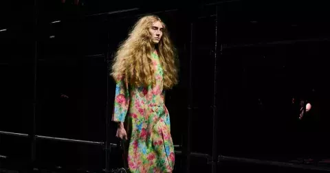 Šaty roku 2025 budiž ty od Prady: Překrásné, neuhlazené a svobodné