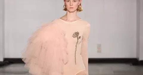 Pudrově růžová: 18 módních kousků v té nejelegantnější barvě roku 2025