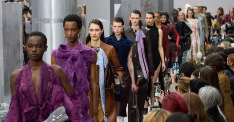 PFW 2025: 6 nositelných a jednoduchých outfitů do práce, i na víkend