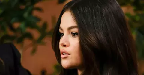 Toffee Nails: Naučte se nosit karamelové nehty ve stylu Seleny Gomez