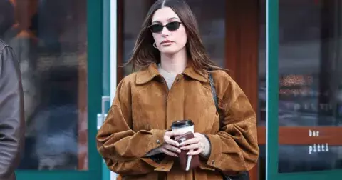 Ve stylu Hailey Bieber: Bomber je zpět, tentokrát v lahodné karamelové