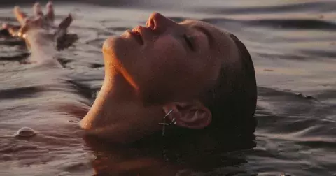 Dejte si ledovou koupel, dodá vám dávku sebejistot a energie.