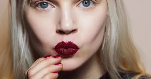 Must-have barva? Cherry cola. Ovládla vlasy, rty i nehty