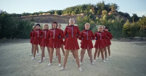 Jeden svět 2025: O ukrajinských roztleskávačkách v kulometu války