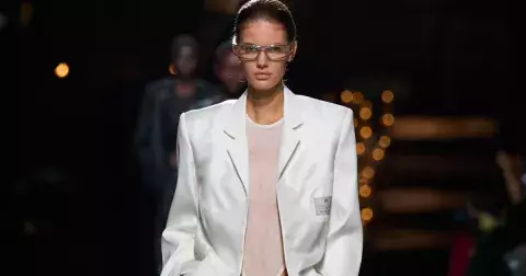 5 nových podob dámského obleku a jak je nosit v roce 2025