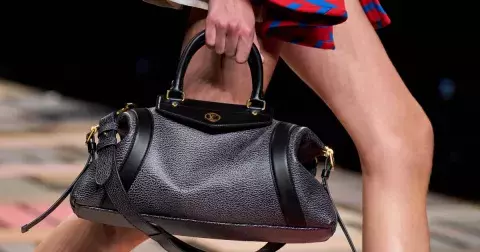 Top kabelky jara 2025: Zamilujeme si doctor bags, buckets i hadí vzor