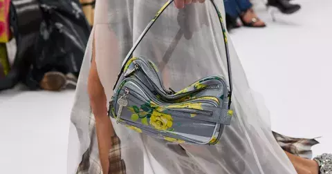 Kabelka roku 2025: 10 květinových kabelek, které vás na jaře okouzlí