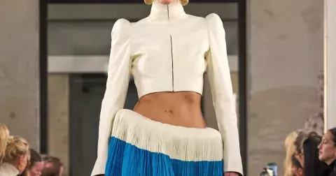 Velkým ramenům už odzvonilo – v roce 2025 se nosí křivky jako Venuše