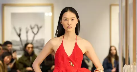 12 volánových topů, které vám v roce 2025 vykouzlí krásnou postavu