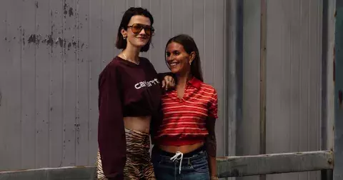 Dánky v roce 2025 opět nosí bermudy – překvapí nenucenou elegancí