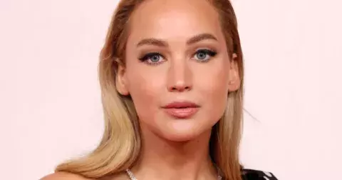 Ze světa celebrit: výhodné zásnuby Chalameta, sporné otcovství Biebra