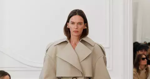 25 trenčkotů podle nejvýraznější trendů roku 2025 a jak je nosit