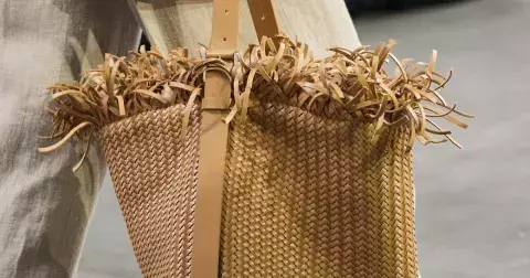12 nejkrásnějších raffia bags roku 2025 plných francouzské elegance
