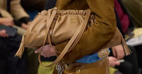 Trendy kabelky roku 2025: Propadneme třásním, měšcům i květinám