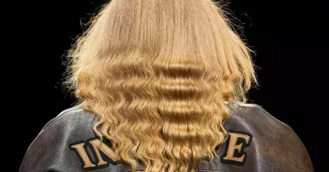 Péče o vlasy 2025: Virální technika mytí vlasů pro nejkrásnější kadeře