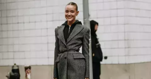 V roce 2025 oblečte kostýmek po babičce. Takhle ho nosí moderní žena