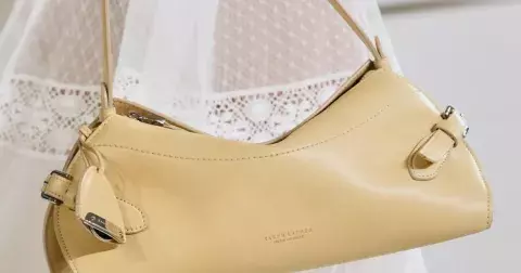 Praktická i luxusní: 15 kabelek v nejžádanější siluetě jara 2025