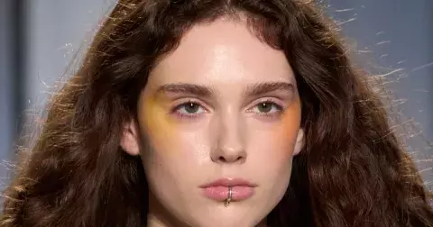 Nejžádanější jarní líčení 2025: Modrá a bohaté pastely ve stylu 90.let