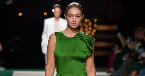 17 zelených kousků, které v roce 2025 osvěží a doplní váš jarní šatník