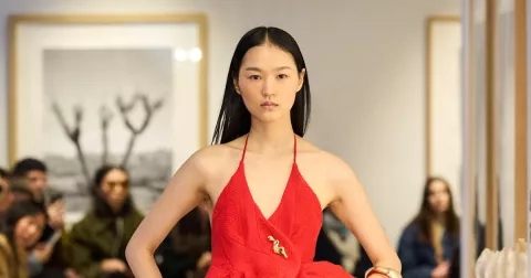 12 volánových topů, které vám v roce 2025 vykouzlí krásnou postavu