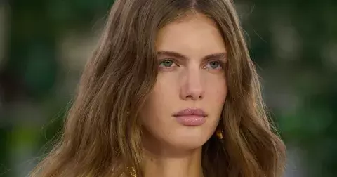 Tobacco Bronde: Ta nejvíc boho blond barva vlasů roku 2025