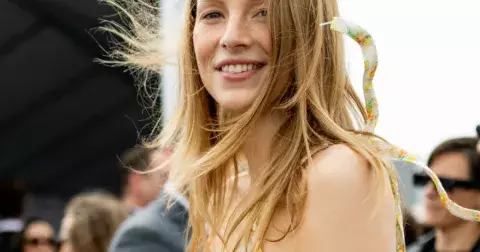 Rozkveťte! 10 květinových šatů, které si zamilujete pro jaro/léto 2025