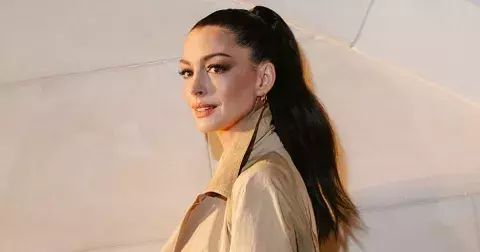 Nejelegantnější účes jara 2025: Hladký culík à la Anne Hathaway