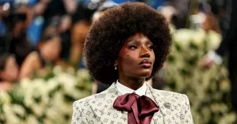 Nejkrásnější účesy z Met Gala 2025: Mikro ofinka, bob a kiss curls