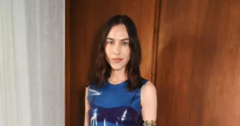 Alexa Chung nás v roce 2025 učí milovat to, co v šatníku dávno máme