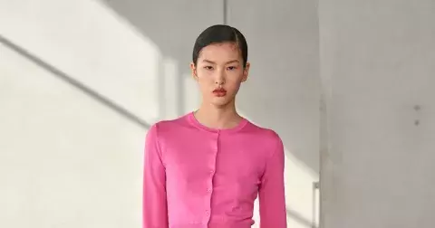 5 outfitů, ve kterých v roce 2025 sladce růžová sukně okouzlí každého