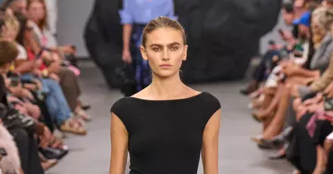 Klíčovým kouskem boho stylu v roce 2025 budiž jedna jediná sukně