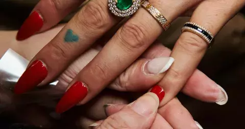 Nalepovací nehty se na jaře 2025 vracejí, šetrnější a přirozeně lesklé