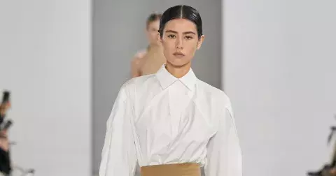 10 hnědých sandálků, které v roce 2025 otřesou základy vašeho šatníku