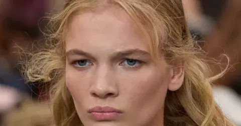 5 rychlých trendy účesů, ve kterých si užijete léto 2025 na maximum