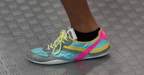 Barevné tenisky roku 2025: 5 barev, které v létě rozzáří naše botníky