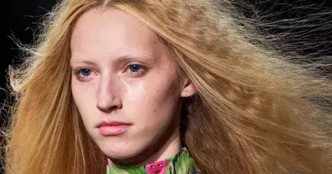 5 make-up trendů, které nás na jaře 2025 učí kráse nedokonalosti