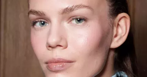 Přirozené obočí 2025 : 6 jednoduchých kroků k definovanému obočí