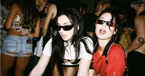 Charlie XCX nám připomíná, že je v pohodě na jednu noc vypnout