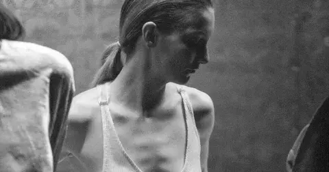 Móda v Česku 2025: Aleš Hnátek šije moderní šatník ze starých látek