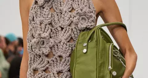 Fenoménem léta 2025 je háčkování, uleví od stresu a spojuje mladé lidi