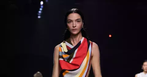 5 způsobů, jak nosit pruhy v roce 2025, tak aby lichotily vaší postavě