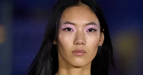 Trendy mermaid make-up roku 2025: Třpyt, lesk a léto na víčkách