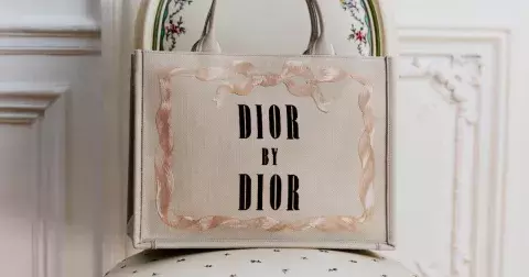 Taška léta 2025 je romantická book tote bag, hodí se ke džínám i sukni