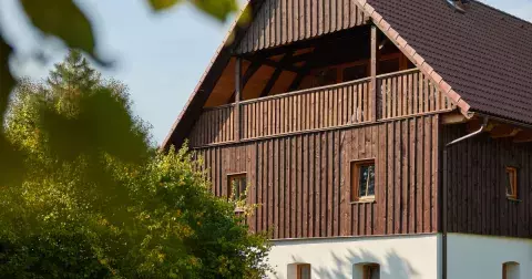 Mladá rodina našla v roce 2025 úkryt v chalupě s duší u České lípy