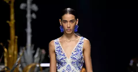 10 letních šatů, které vás v roce 2025 přenesou na dovolenou snů